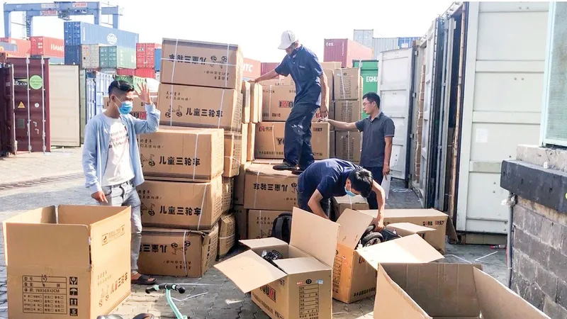 Cơ quan chuyên trách kiểm tra container hàng hóa vi phạm trên địa bàn TPHCM. Ảnh: THI HỒNG