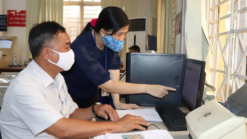 Công chức quận Bình Thạnh hướng dẫn người dân thực hiện các thủ tục hành chính trực tuyến