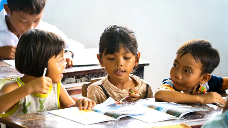 Các em nhỏ ở Đất Bằng (Krông Pa, Gia Lai) vui mừng trước món quà là những đầu sách mà JOY mang tới