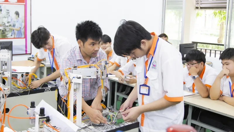 Sinh viên trường Cao đẳng công nghệ cao Đồng An trong giờ học thực hành