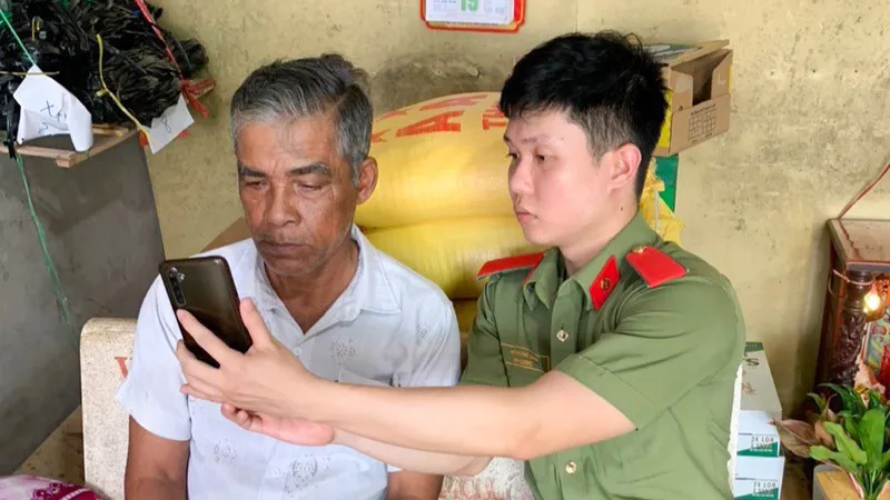 Các lực lượng ở Sóc Trăng được huy động hỗ trợ người dân kích hoạt tài khoản VNeID tại nhà