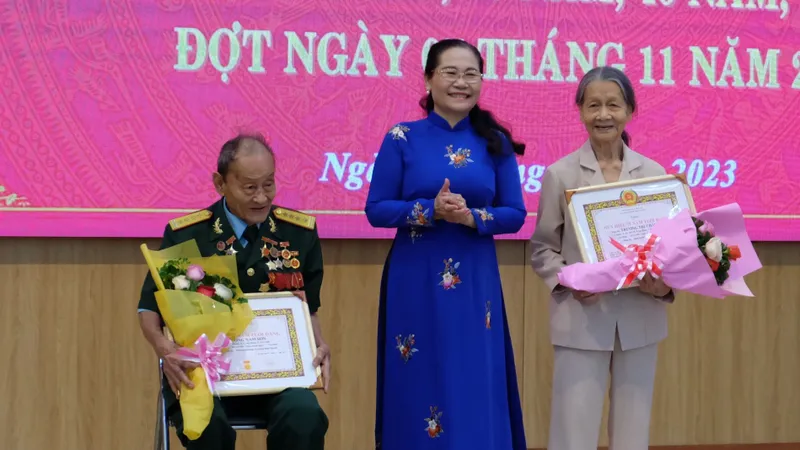 Đồng chí Nguyễn Thị Lệ trao tặng Huy hiệu Đảng cho đảng viên tại quận Bình Thạnh