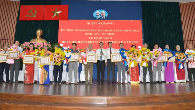 Trao Huy hiệu Đảng cho 88 đảng viên cao tuổi Đảng ở quận 12