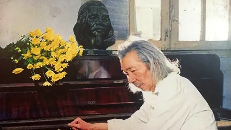 Văn Cao bên đàn piano, bức ảnh của cố nhiếp ảnh gia Lê Quang Châu, giải nhất Hội Nghệ sĩ nhiếp ảnh cuối thập niên 1980