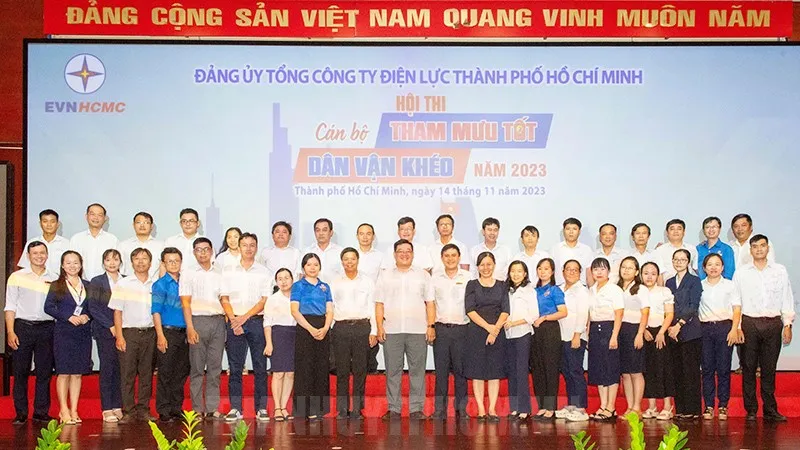 Đại biểu chụp ảnh lưu niệm với các thí sinh tham dự hội thi