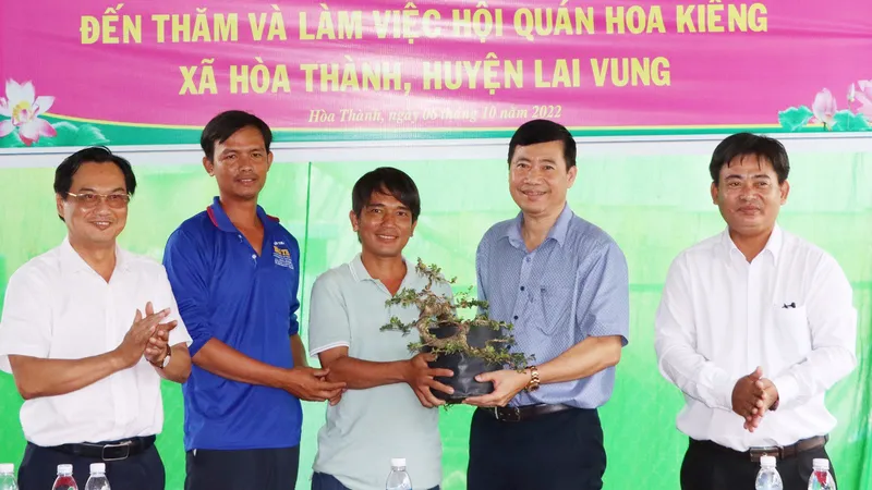 Chủ tịch UBND tỉnh Đồng Tháp Phạm Thiện Nghĩa (thứ hai, từ phải qua) thăm và làm việc với hội quán Hoa kiểng tại huyện Lai Vung