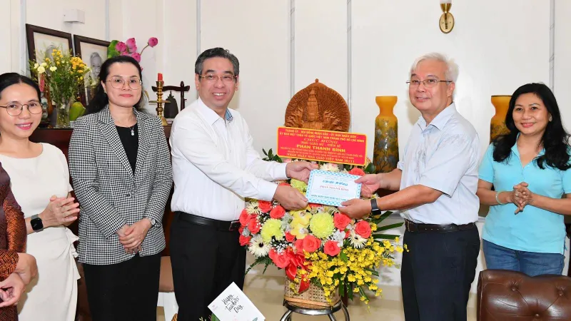 Phó Bí thư Thành ủy TPHCM Nguyễn Phước Lộc thăm PGS-TS Phan Thanh Bình