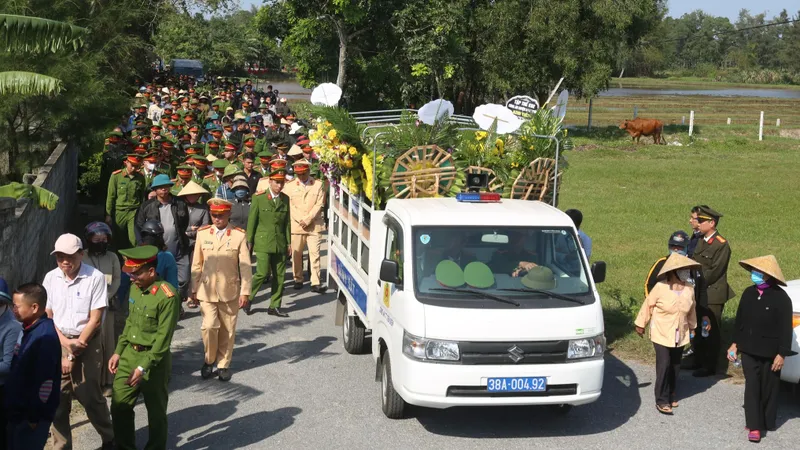 Bạn bè, đồng chí, đồng đội, bà con lối xóm thắp nén hương tiễn biệt Đại úy Trần Trung Hiếu. Ảnh: Công an Hà Tĩnh 
