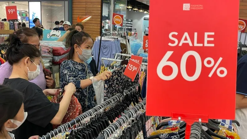 Đồng loạt khuyến mại trên cả nước, cho phép "sale off 100%"