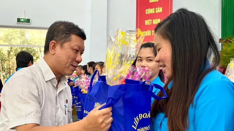 Phó Chủ tịch Thường trực LĐLĐ TPHCM Trần Đoàn Trung trao tặng quà cho đoàn viên Trung tâm Bảo trợ tâm thần Tân Định vào dịp tết. Ảnh: thanhuytphcm