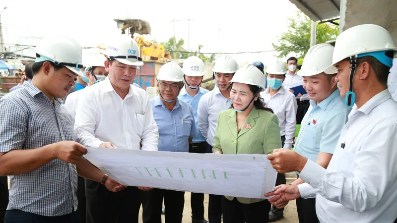 Chủ tịch HĐND TPHCM trong một lần giám sát dự án cầu Long Kiểng, huyện Nhà Bè. Ảnh: ĐÔNG SƠN