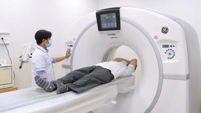 Điều chỉnh tăng giá dịch vụ bảo hiểm y tế: Bệnh viện bớt khó, người bệnh thêm lo