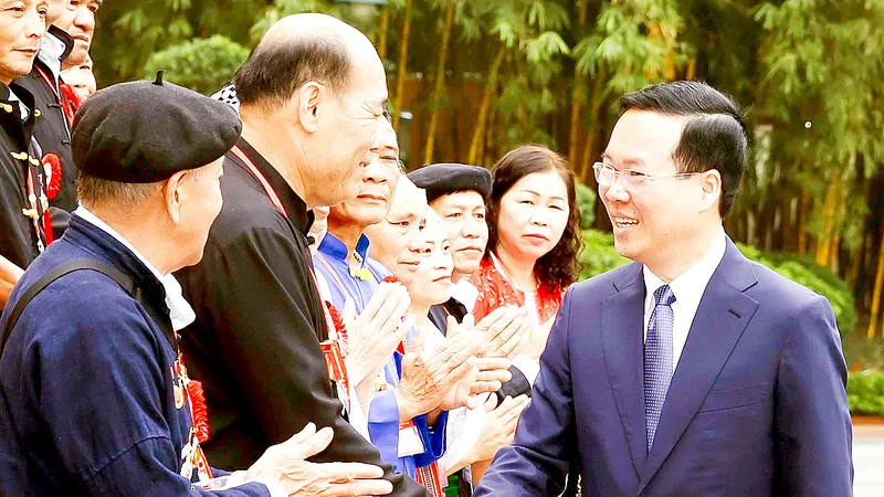 Chủ tịch nước Võ Văn Thưởng gặp mặt đoàn đại biểu người có uy tín trong đồng bào dân tộc thiểu số toàn quốc. Ảnh: TTXVN