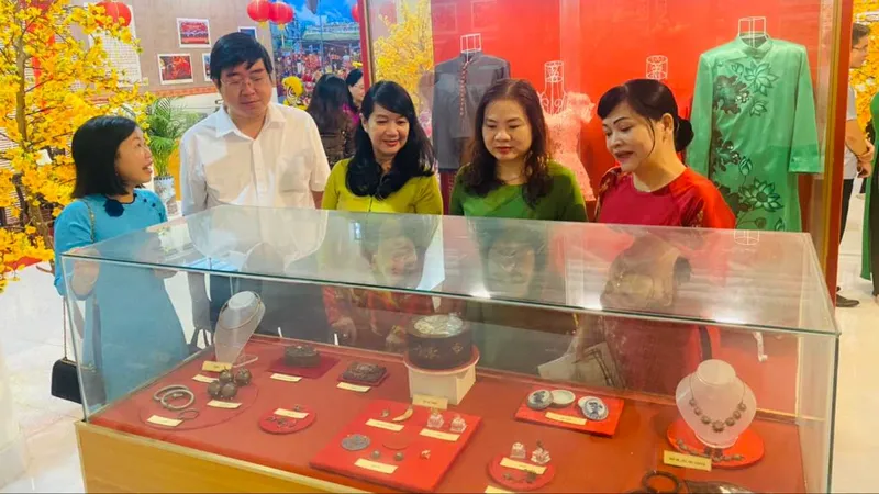  Khai mạc triển lãm ảnh “TP Cần Thơ - 20 năm xây dựng và phát triển”