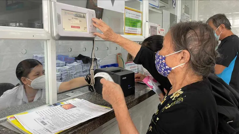 Đề xuất trả tiền cho người bệnh BHYT tự mua thuốc, vật tư y tế: Đừng làm khó người bệnh!