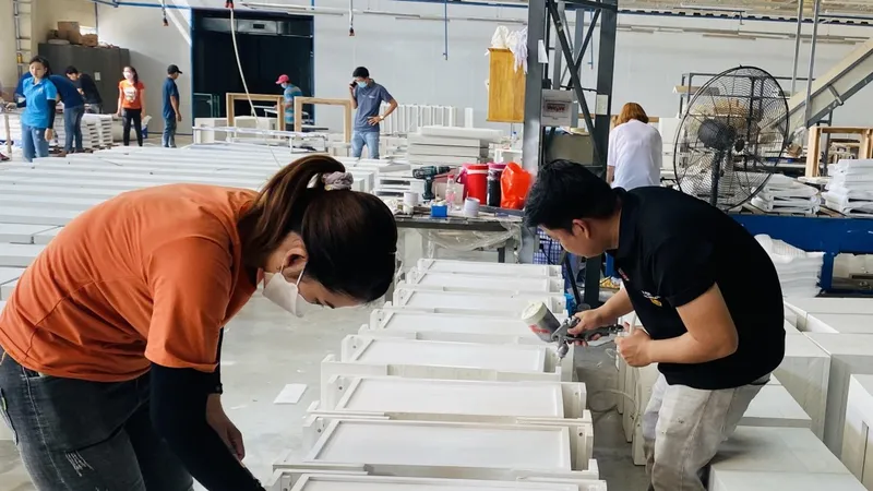 Công nhân công ty gỗ Đông Tây tại TP Tân Uyên tăng tốc sản xuất đơn hàng cuối năm