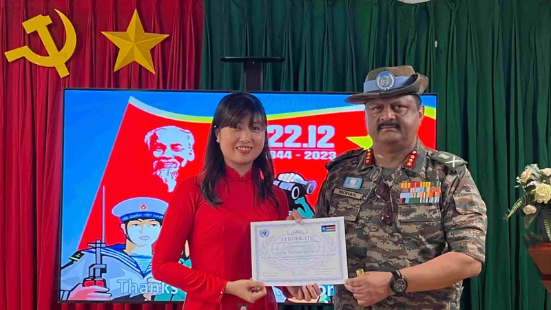 Tư lệnh lực lượng quân sự Phái bộ UNMISS vinh danh nữ quân nhân Việt Nam