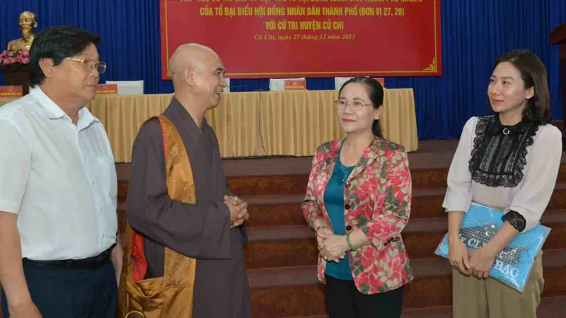 Chủ tịch HĐND TPHCM Nguyễn Thị Lệ trao đổi cùng cử tri và lãnh đạo huyện Củ Chi tại buổi tiếp xúc cử tri. Ảnh: CAO THĂNG