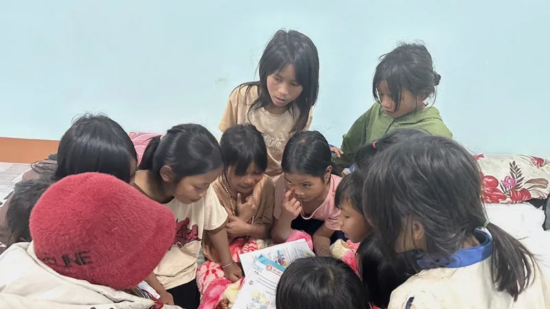 Học sinh khó khăn Trường Tiểu học xã Đắk Hà (huyện Tu Mơ Rông, tỉnh Kon Tum) ở lại trường được giáo viên hướng dẫn học tập. Ảnh: THÙY DUNG