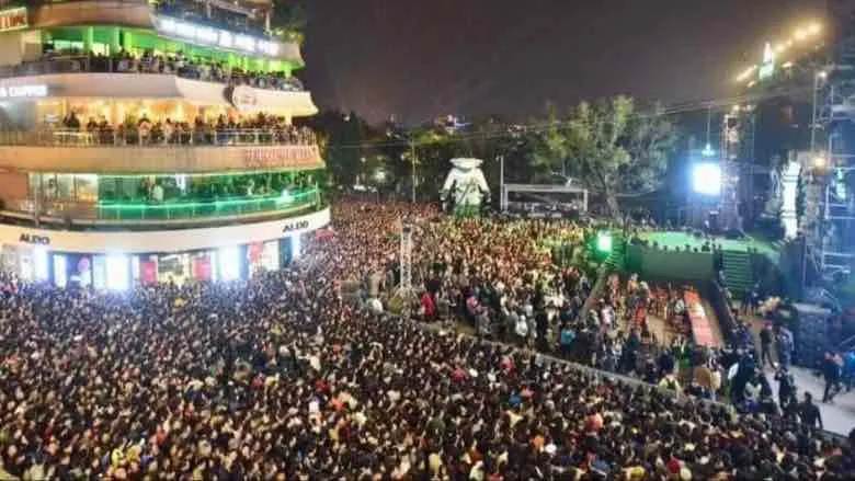 Hàng vạn người đổ về hồ Hoàn Kiếm để Countdown chào đón năm mới 2024