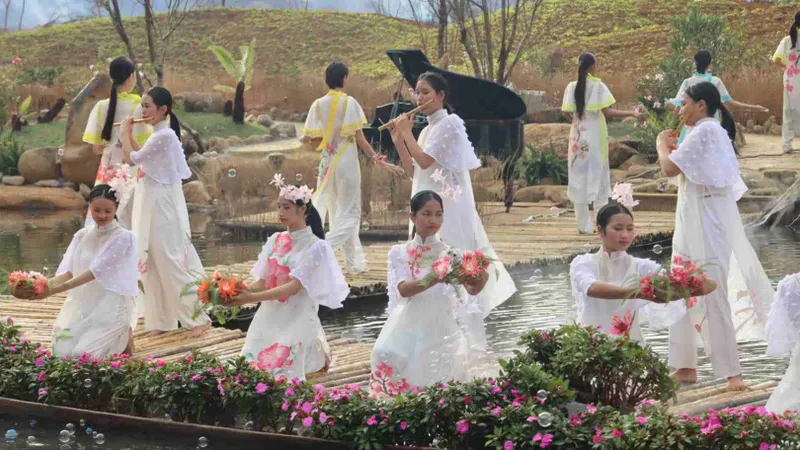 Ngày hội “Thiên đường hồng” trên cao nguyên Măng Đen