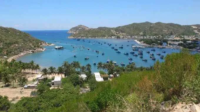 Nhiều công trình xây dựng trái phép tại khu vực vịnh Vĩnh Hy (Ninh Thuận)