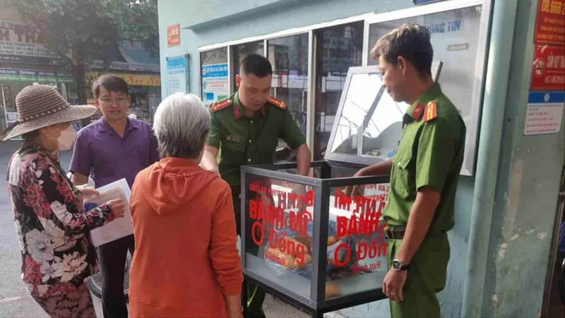 Công an trao bánh mì cho người dân 