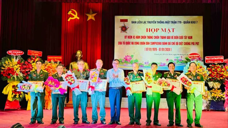 Hội Cựu chiến binh TPHCM tặng bằng khen cho 8 cá nhân thuộc Ban Liên lạc Truyền thống mặt trận 779 Quân Khu 7 tại TPHCM đã có thành tích xuất sắc trong hoạt động và xây dựng Ban Liên lạc năm 2023. 