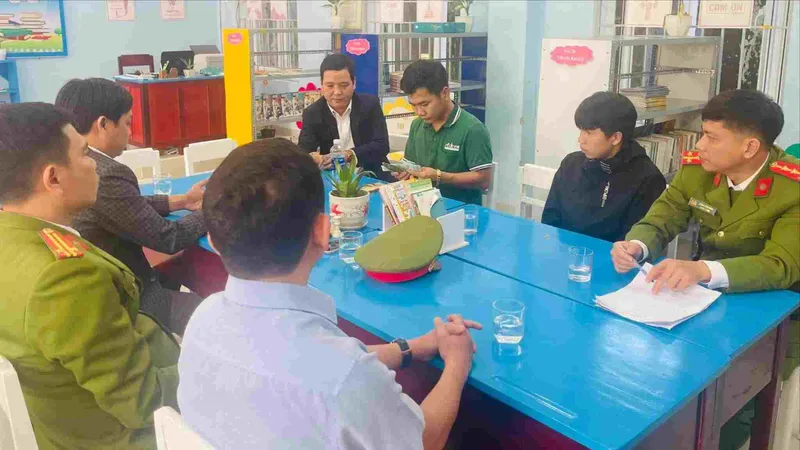 Một học sinh nghèo nhặt được bọc tiền tìm người trả lại