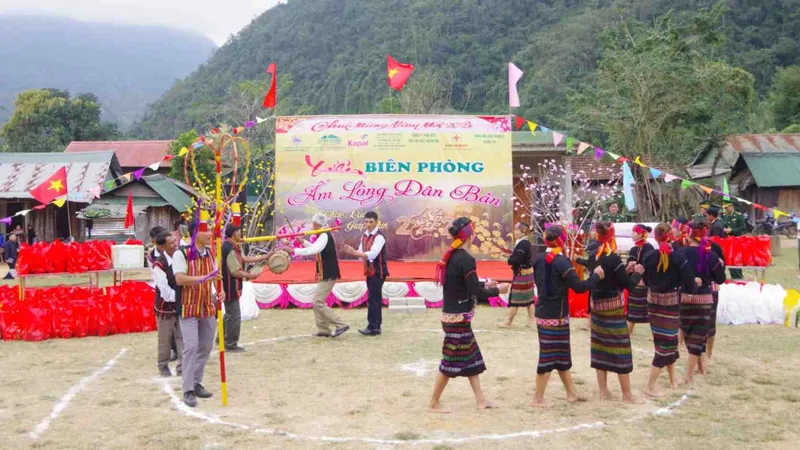 Quân, dân nơi biên giới Việt Nam – Lào đầm ấm đón tết sớm