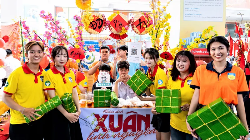 Sinh viên tham gia các hoạt động xuân tình nguyện. Ảnh: THANH HÙNG