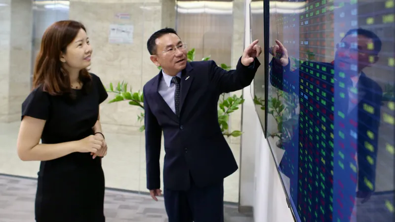 Nhà đầu tư theo dõi diễn biến thị trường chứng khoán. Ảnh: HOÀNG HÙNG