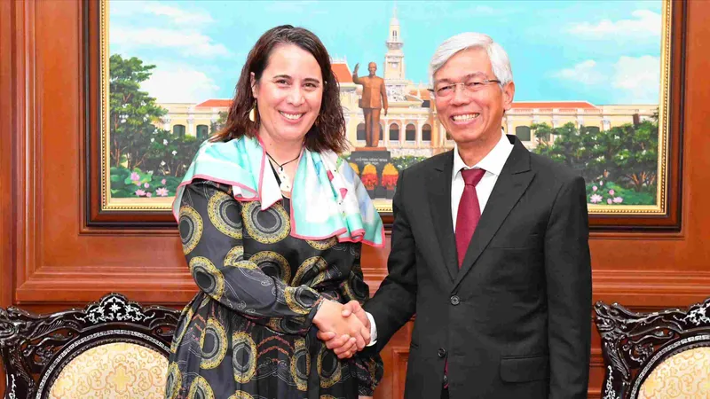 Phó Chủ tịch UBND TPHCM Võ Văn Hoan tiếp Đại sứ New Zealand tại Việt Nam, bà Tredene Dobson. Ảnh: VIỆT DŨNG