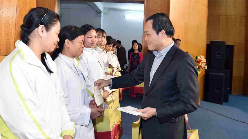 Phó Thủ tướng Trần Lưu Quang trao quà tết tại tỉnh Hòa Bình
