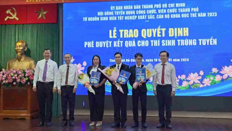 2 giáo viên trúng tuyển từ nguồn sinh viên xuất sắc nhận nhiệm vụ tại trường chuyên
