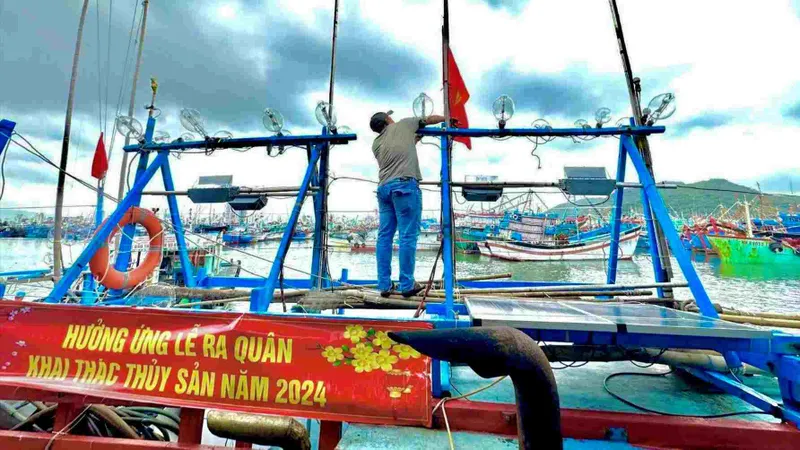 Khánh Hòa: Tặng 5.000 lá cờ cho ngư dân tại Lễ ra quân khai thác hải sản năm 2024