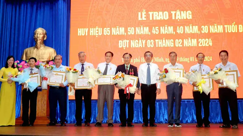 GS-TSKH Trần Ngọc Thêm nhận Huy hiệu 40 năm tuổi Đảng