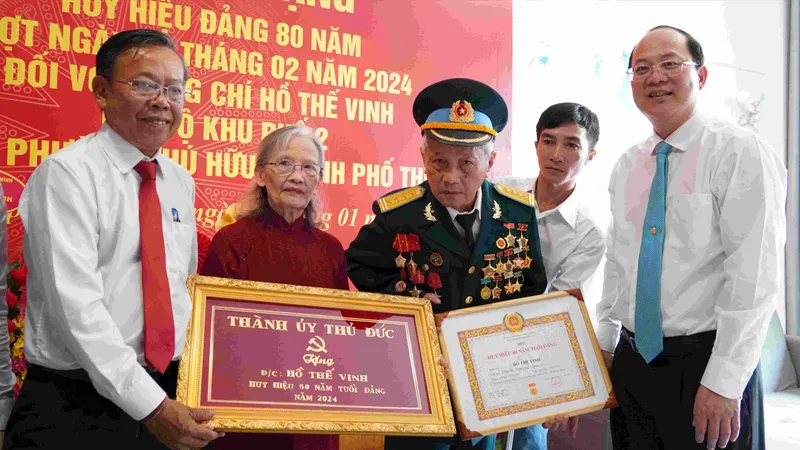 Lãnh đạo TPHCM đến nhà, trao Huy hiệu 80 năm tuổi Đảng đến đảng viên Hồ Thế Vinh
