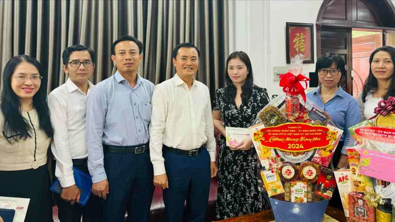 Phó Chủ tịch UBND TPHCM Bùi Xuân Cường chúc tết nguyên lãnh đạo Nhà nước, TPHCM