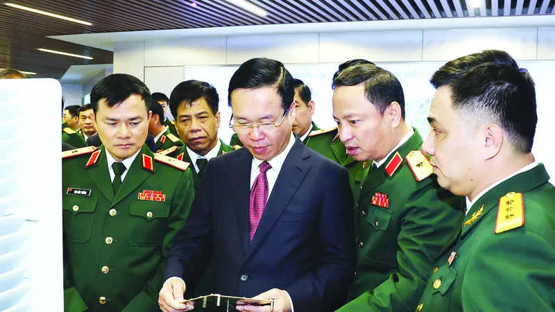 Chủ tịch nước Võ Văn Thưởng thăm và kiểm tra các sản phẩm công nghiệp công nghệ cao của Viettel. Ảnh: TTXVN