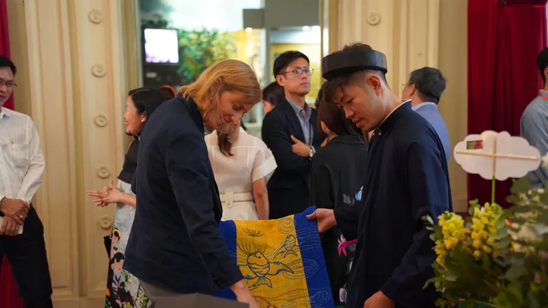 Khách tham quan tìm hiểu các công đoạn và sản phẩm của làng nghề thủ công truyền thống Việt Nam tại triển lãm