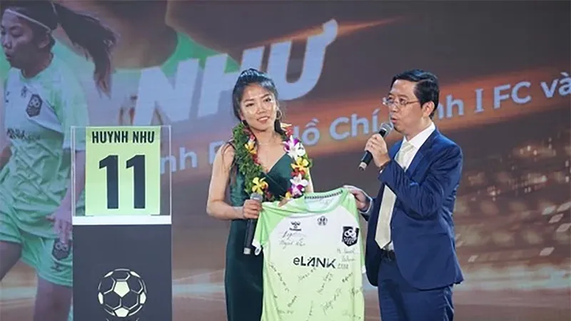 Quả bóng vàng nữ năm 2022 Huỳnh Như trao áo thi đấu có chữ ký cầu thủ Lank FC tặng ban tổ chức tại gala trao thưởng. Ảnh: DŨNG PHƯƠNG
