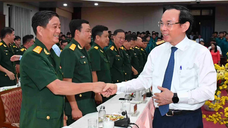 Lãnh đạo TPHCM thăm, chúc tết Bộ tư lệnh TPHCM