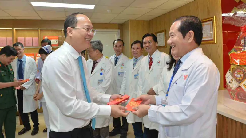 Đồng chí Nguyễn Hồ Hải thăm, động viên, chúc mừng năm mới các đơn vị trực đêm 30 Tết
