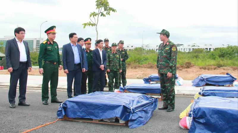 Ông Trần Phước Sơn, Phó Chủ tịch Thường trực phụ trách HĐND TP Đà Nẵng đến kiểm tra điểm tập kết pháo trên địa bàn quận Liên Chiểu. Ảnh: XUÂN QUỲNH