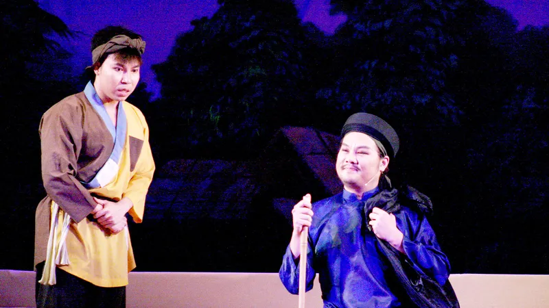 Diễn viên Hoàng Tấn (trái) vai chàng Củi hiền lành chất phác trong vở kịch Nàng Hến tầm duyên của Nhà hát Kịch TPHCM 