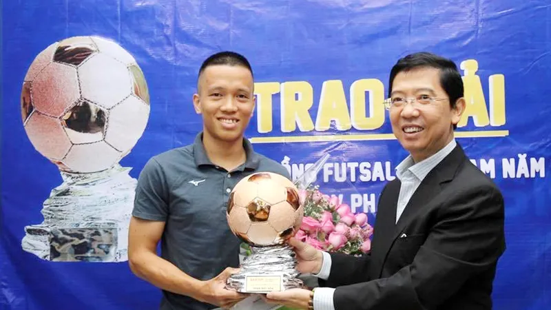 Phó TBT Thường trực Báo SGGP Nguyễn Thành Lợi (Trưởng Ban Tổ chức giải thưởng Quả bóng vàng Việt Nam) trao tặng danh hiệu Quả bóng đồng futsal 2019 cho cầu thủ Phạm Đức Hòa