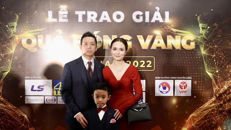 Văn Quyết cùng vợ con tại Gala trao giải Quả bóng vàng Việt Nam 2022
