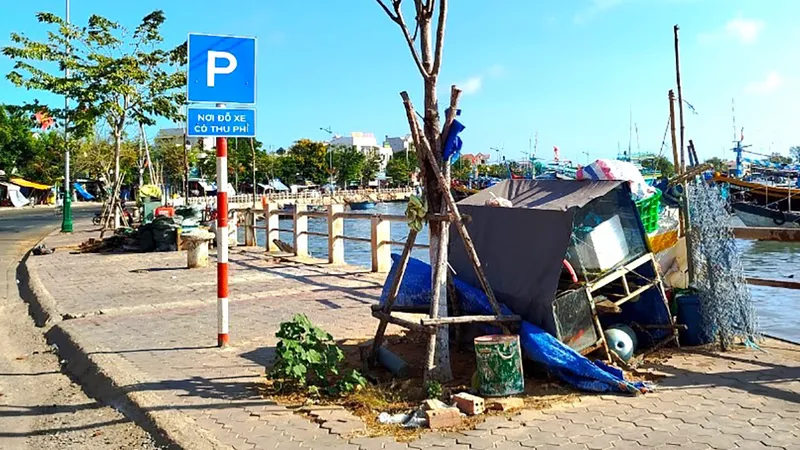Nhếch nhác bờ kè sông Cà Ty