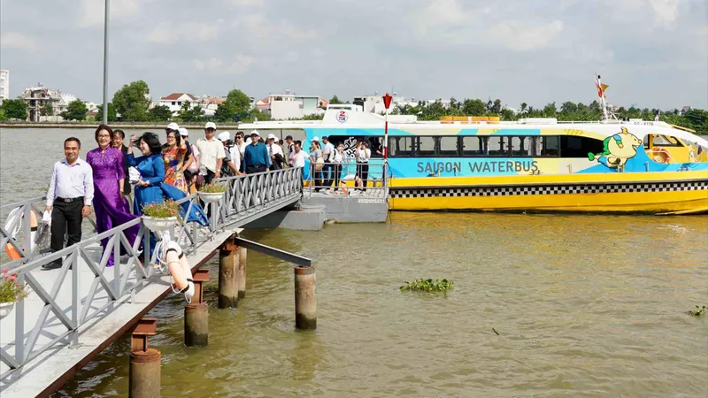 Nhộn nhịp buýt sông